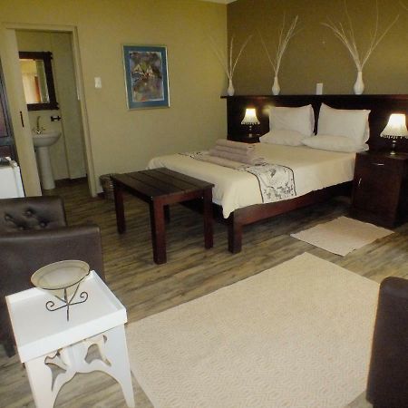 ווינדהוק Uzuri Guesthouse Cc מראה חיצוני תמונה