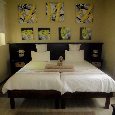 ווינדהוק Uzuri Guesthouse Cc מראה חיצוני תמונה
