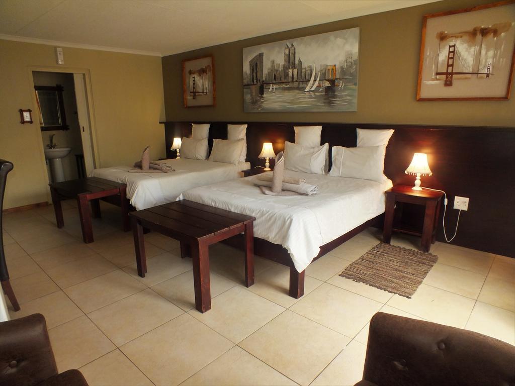 ווינדהוק Uzuri Guesthouse Cc מראה חיצוני תמונה