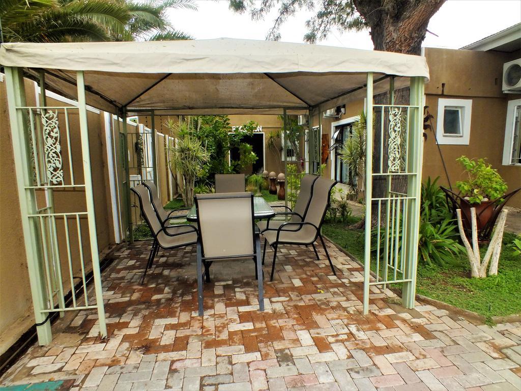 ווינדהוק Uzuri Guesthouse Cc מראה חיצוני תמונה