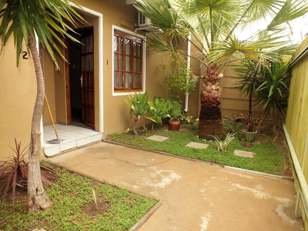 ווינדהוק Uzuri Guesthouse Cc מראה חיצוני תמונה