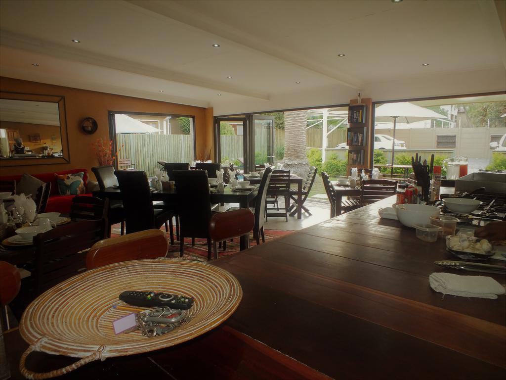 ווינדהוק Uzuri Guesthouse Cc מראה חיצוני תמונה