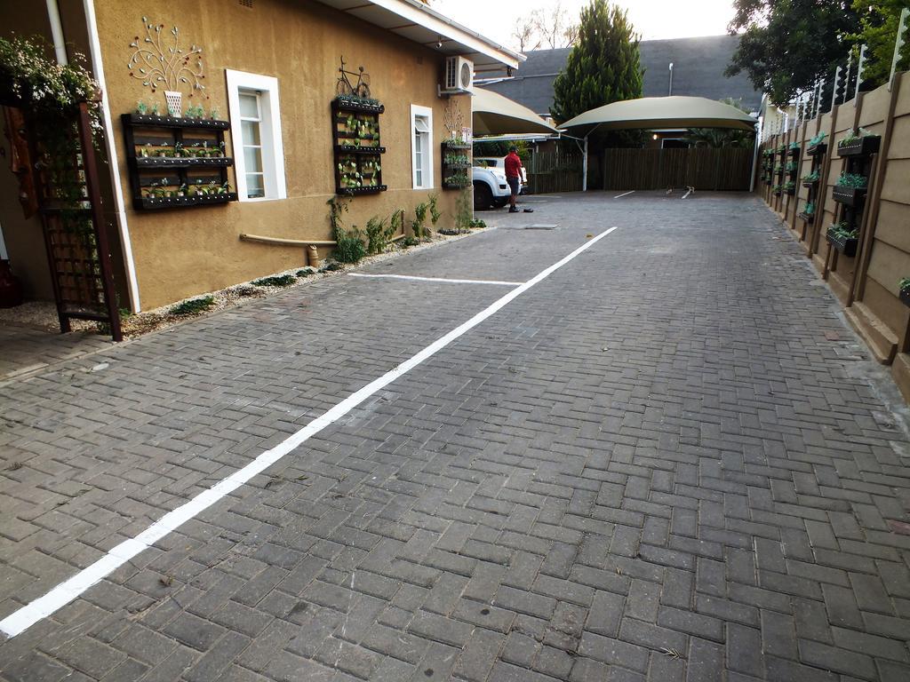 ווינדהוק Uzuri Guesthouse Cc מראה חיצוני תמונה