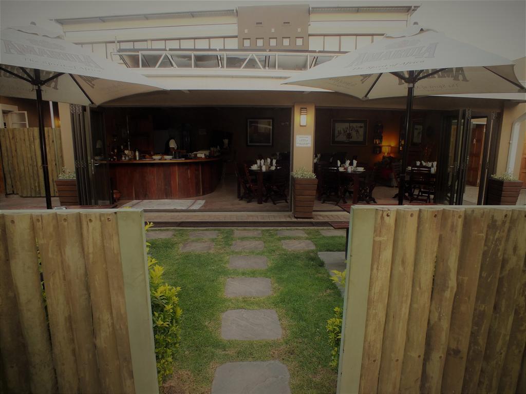 ווינדהוק Uzuri Guesthouse Cc מראה חיצוני תמונה
