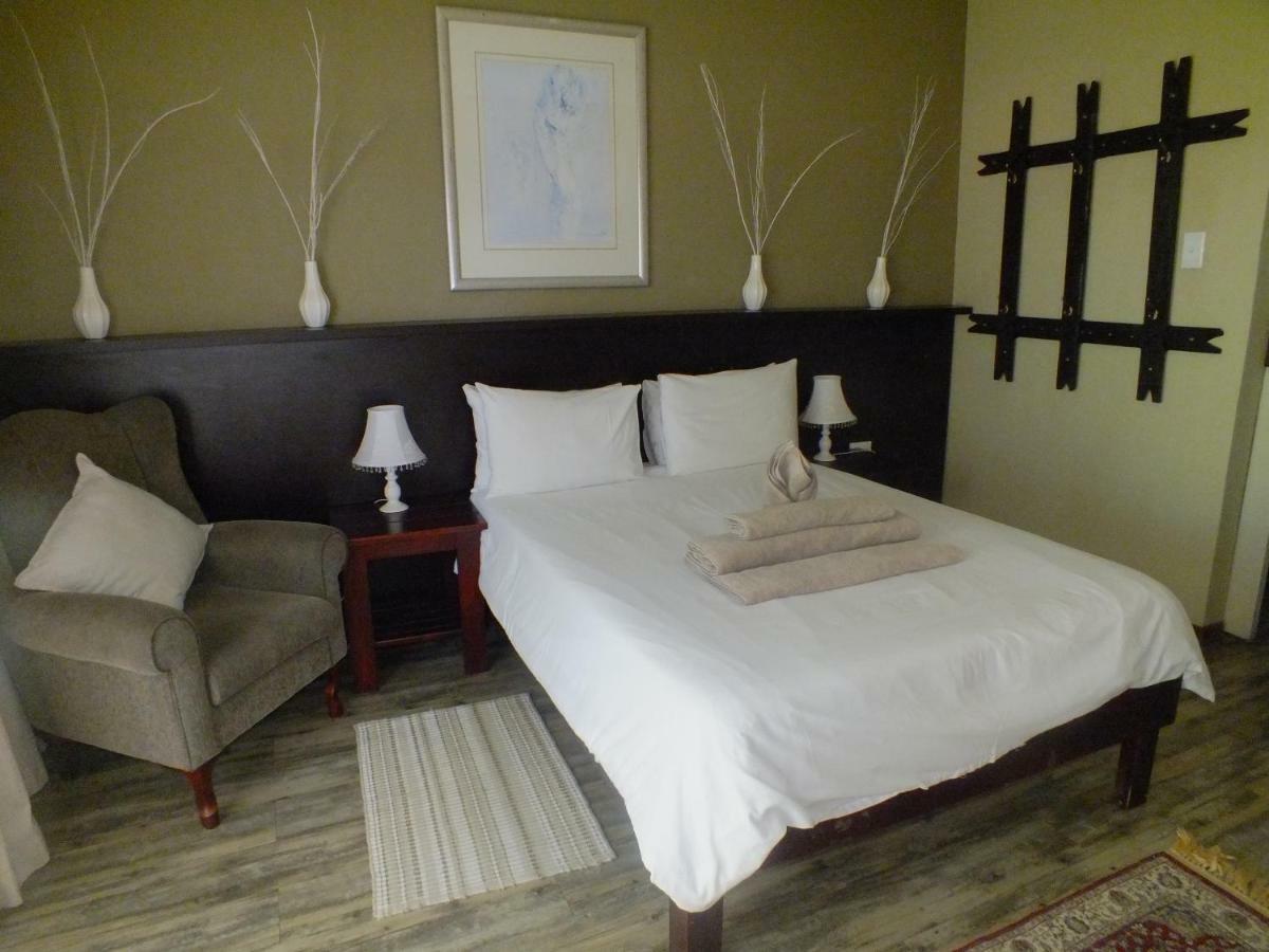 ווינדהוק Uzuri Guesthouse Cc מראה חיצוני תמונה