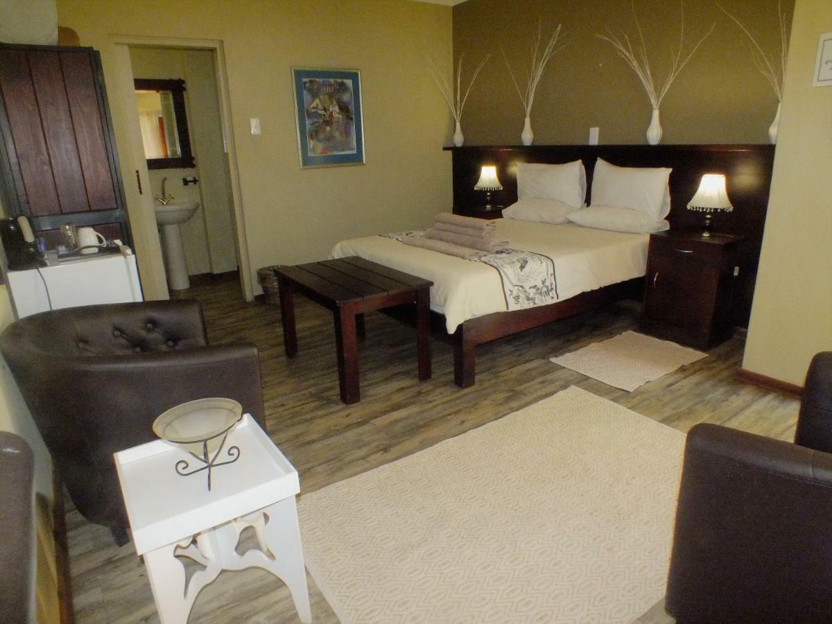 ווינדהוק Uzuri Guesthouse Cc מראה חיצוני תמונה