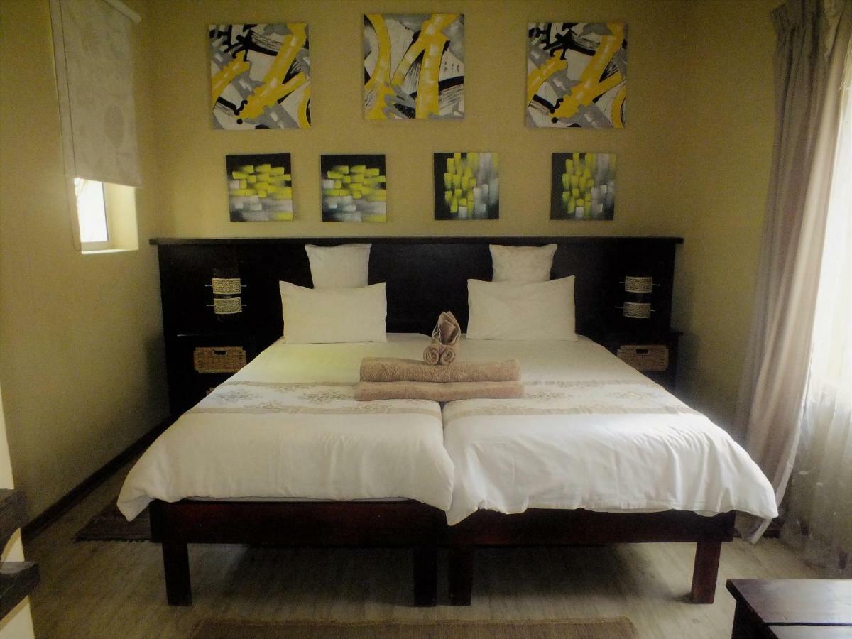 ווינדהוק Uzuri Guesthouse Cc מראה חיצוני תמונה